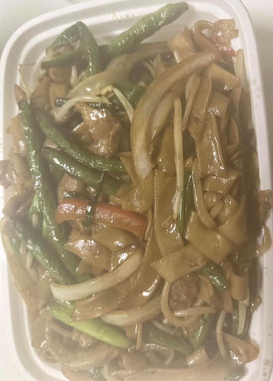 Flat Rice Noodles with String Beans and Pork Toro Slices 四季豆猪爽肉炒河